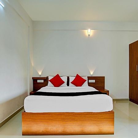 Hôtel Vaccinated Staff- Capital O 74715 Phoenix Holidays à Kochi Extérieur photo