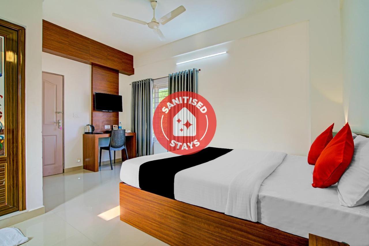 Hôtel Vaccinated Staff- Capital O 74715 Phoenix Holidays à Kochi Extérieur photo