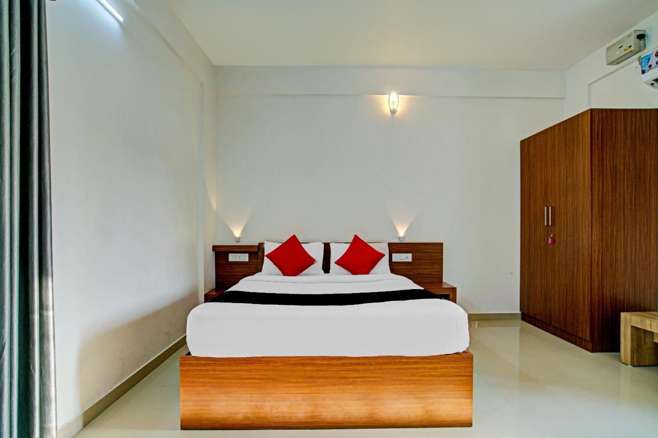 Hôtel Vaccinated Staff- Capital O 74715 Phoenix Holidays à Kochi Extérieur photo