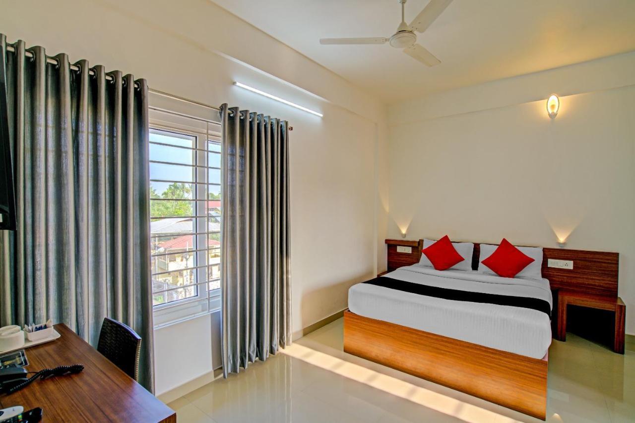 Hôtel Vaccinated Staff- Capital O 74715 Phoenix Holidays à Kochi Extérieur photo