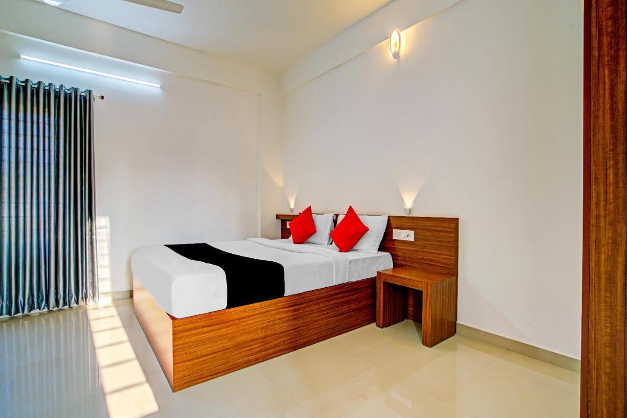 Hôtel Vaccinated Staff- Capital O 74715 Phoenix Holidays à Kochi Extérieur photo