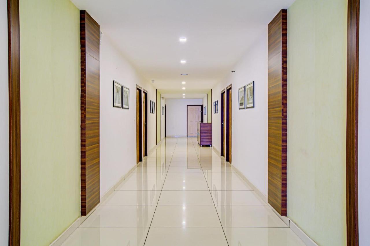 Hôtel Vaccinated Staff- Capital O 74715 Phoenix Holidays à Kochi Extérieur photo