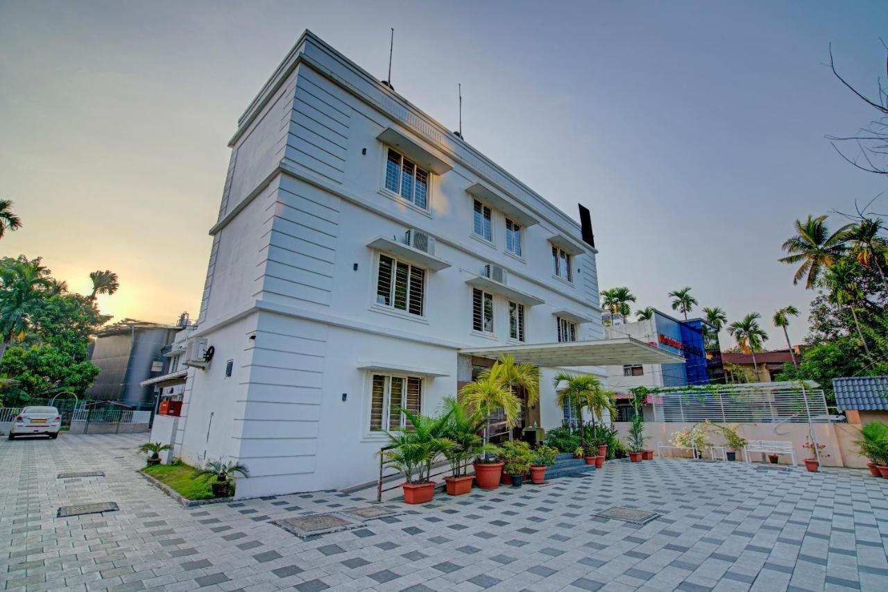 Hôtel Vaccinated Staff- Capital O 74715 Phoenix Holidays à Kochi Extérieur photo