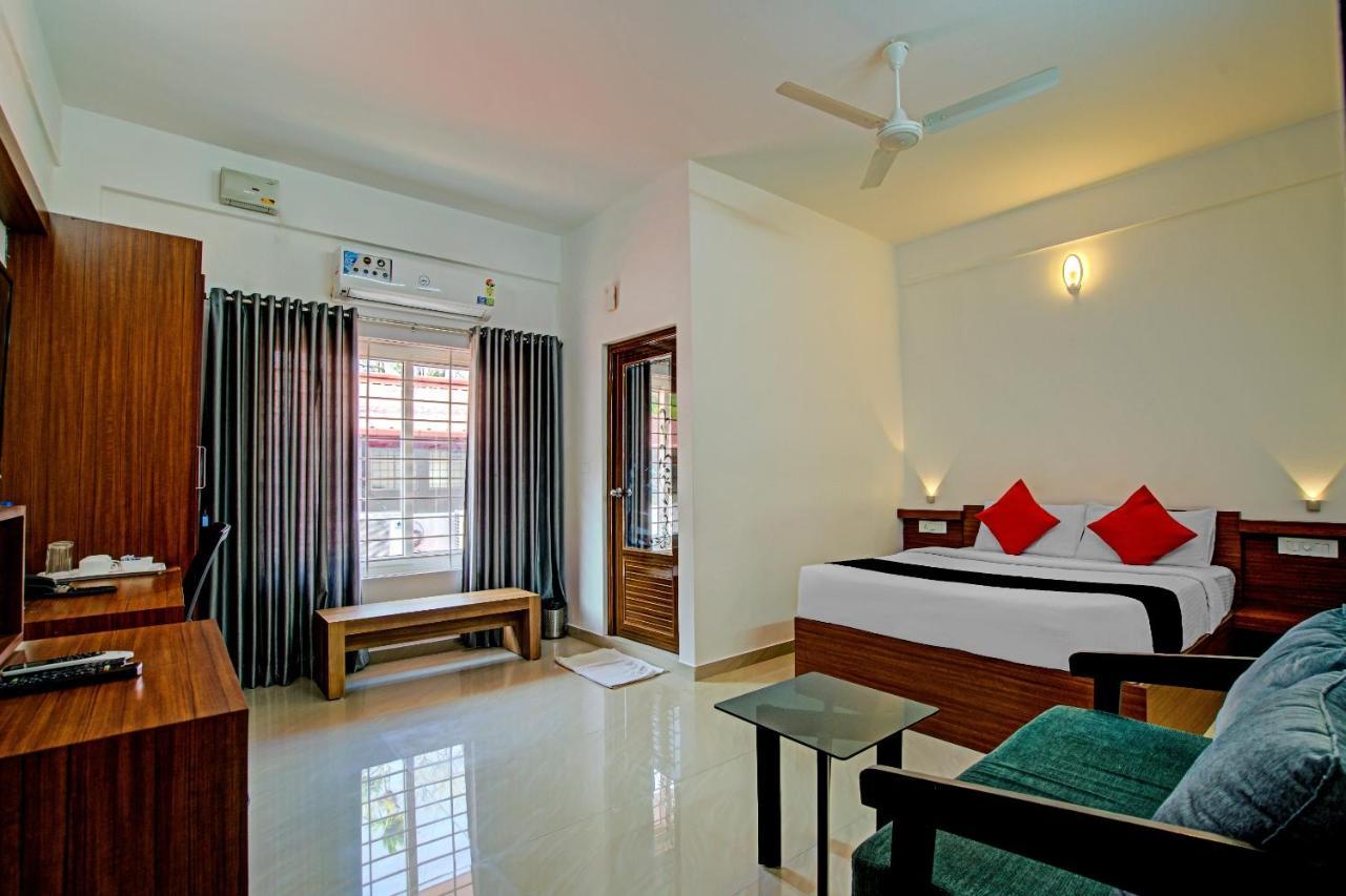 Hôtel Vaccinated Staff- Capital O 74715 Phoenix Holidays à Kochi Extérieur photo