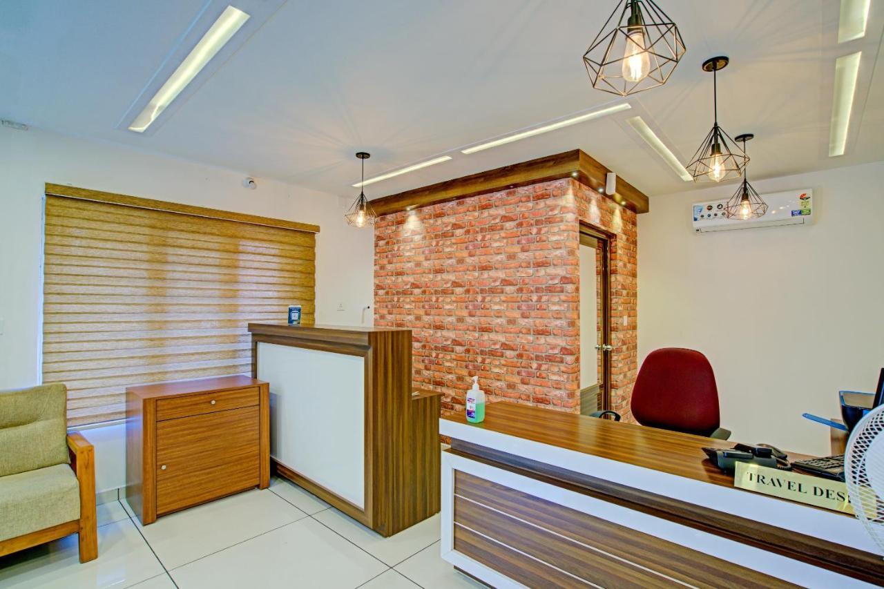 Hôtel Vaccinated Staff- Capital O 74715 Phoenix Holidays à Kochi Extérieur photo