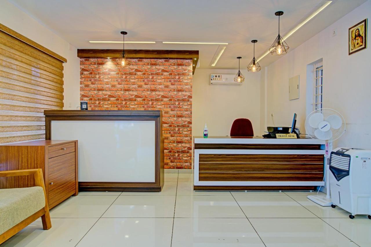 Hôtel Vaccinated Staff- Capital O 74715 Phoenix Holidays à Kochi Extérieur photo