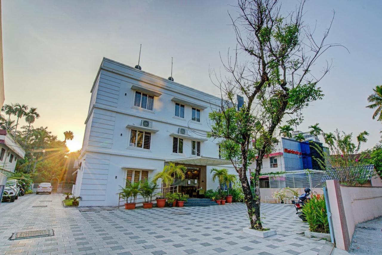 Hôtel Vaccinated Staff- Capital O 74715 Phoenix Holidays à Kochi Extérieur photo
