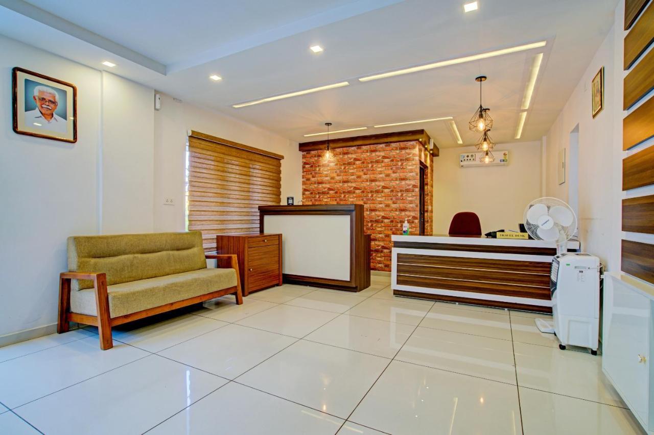 Hôtel Vaccinated Staff- Capital O 74715 Phoenix Holidays à Kochi Extérieur photo