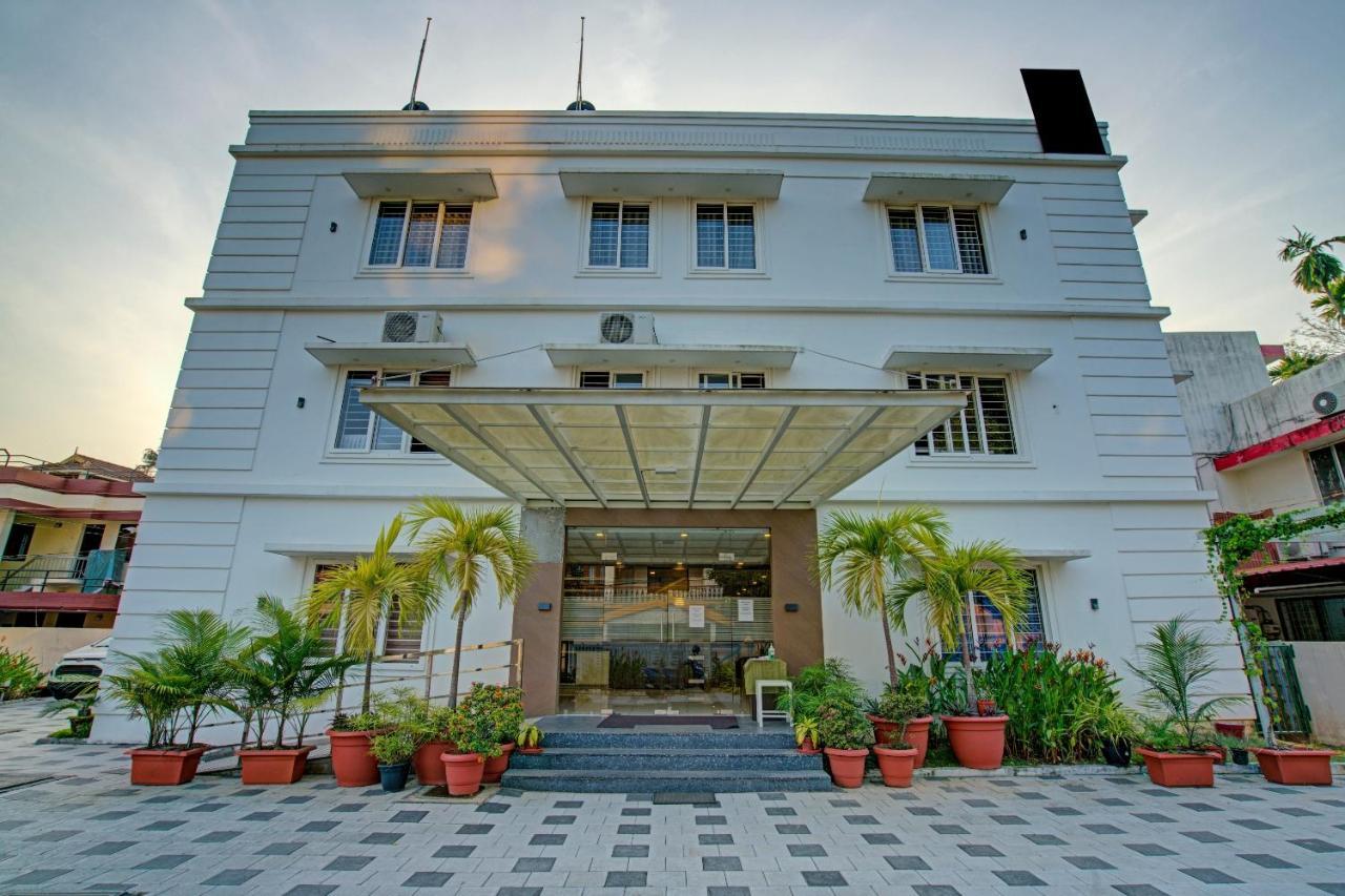 Hôtel Vaccinated Staff- Capital O 74715 Phoenix Holidays à Kochi Extérieur photo