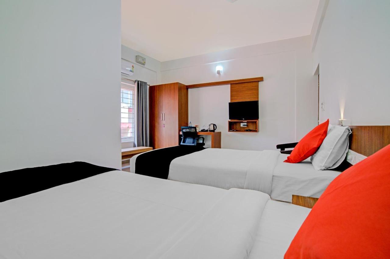 Hôtel Vaccinated Staff- Capital O 74715 Phoenix Holidays à Kochi Extérieur photo